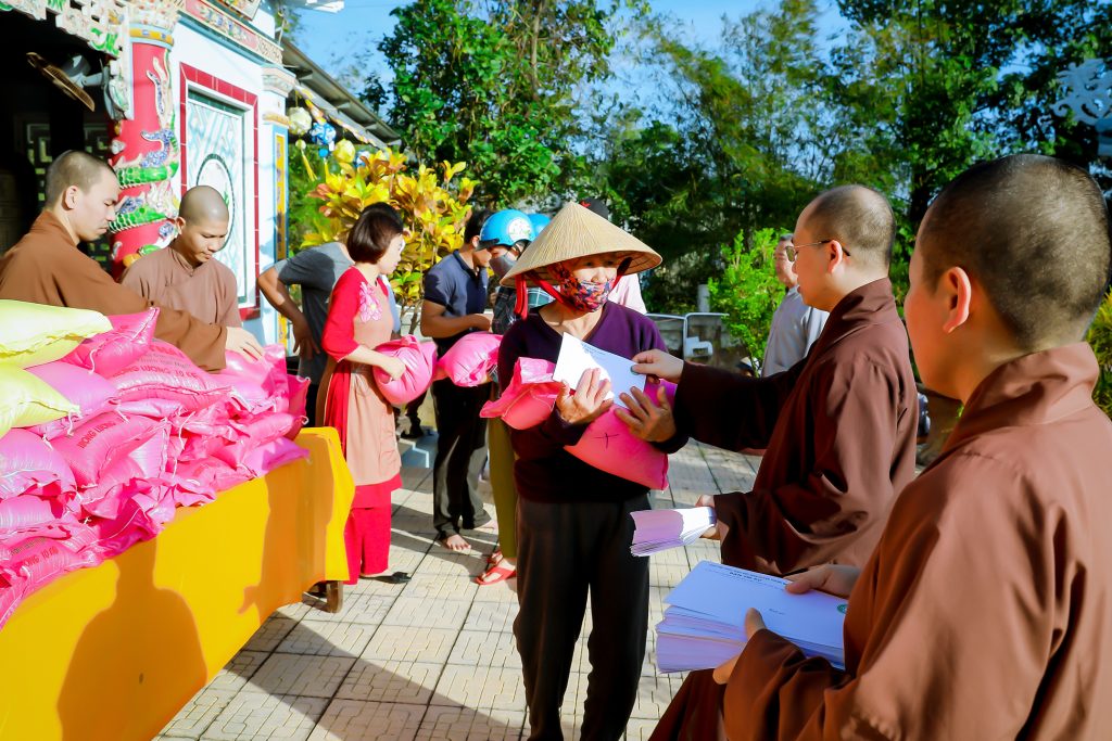 TT-Huế: Phật giáo huyện Thanh Ba (Phú Thọ) cứu trợ bão lũ tại Đầm Phá Tam Giang, huyện Quảng Điền
