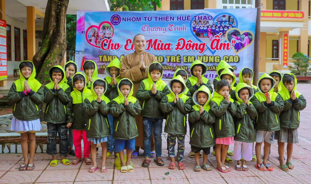 Nhóm từ thiện Huệ Thảo tặng quà cho học sinh và bà con dân tộc thiểu số tại Điện Biên và Quảng Bình
