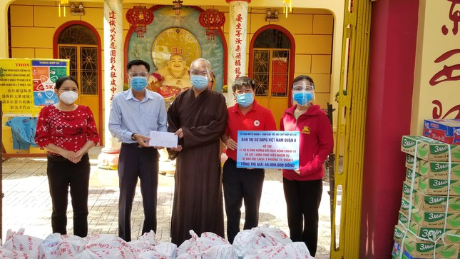 Phật giáo quận 8 tiếp tục trao quà hỗ trợ đến hộ nghèo trong mùa dịch Covid-19
