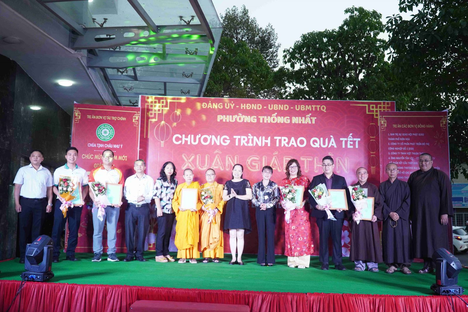 Tp. Biên Hoà: Đảng uỷ phường Thống Nhất phối hợp cùng Ban Trị sự Phật giáo Tp. Biên Hoà tặng quà cho bà con khó khăn 