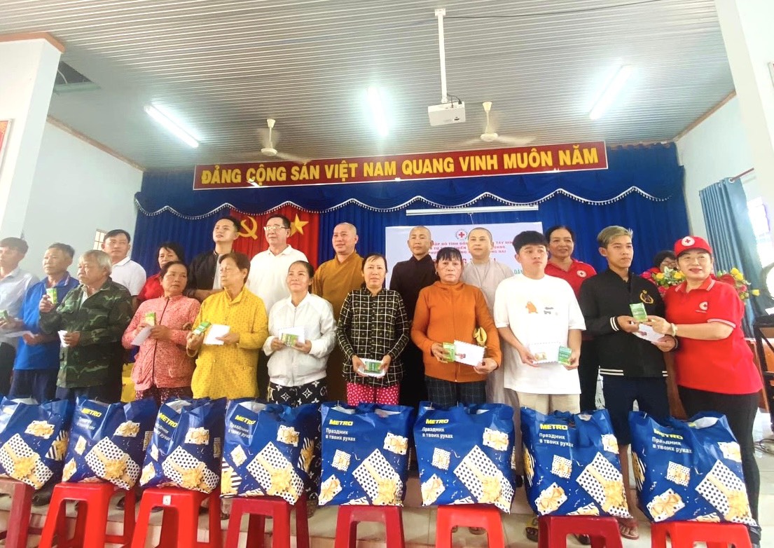 Long Thành: Thiền tự Phước Quang trao tặng 350 phần quà cho bà con người Việt ở Campuchia hồi hương