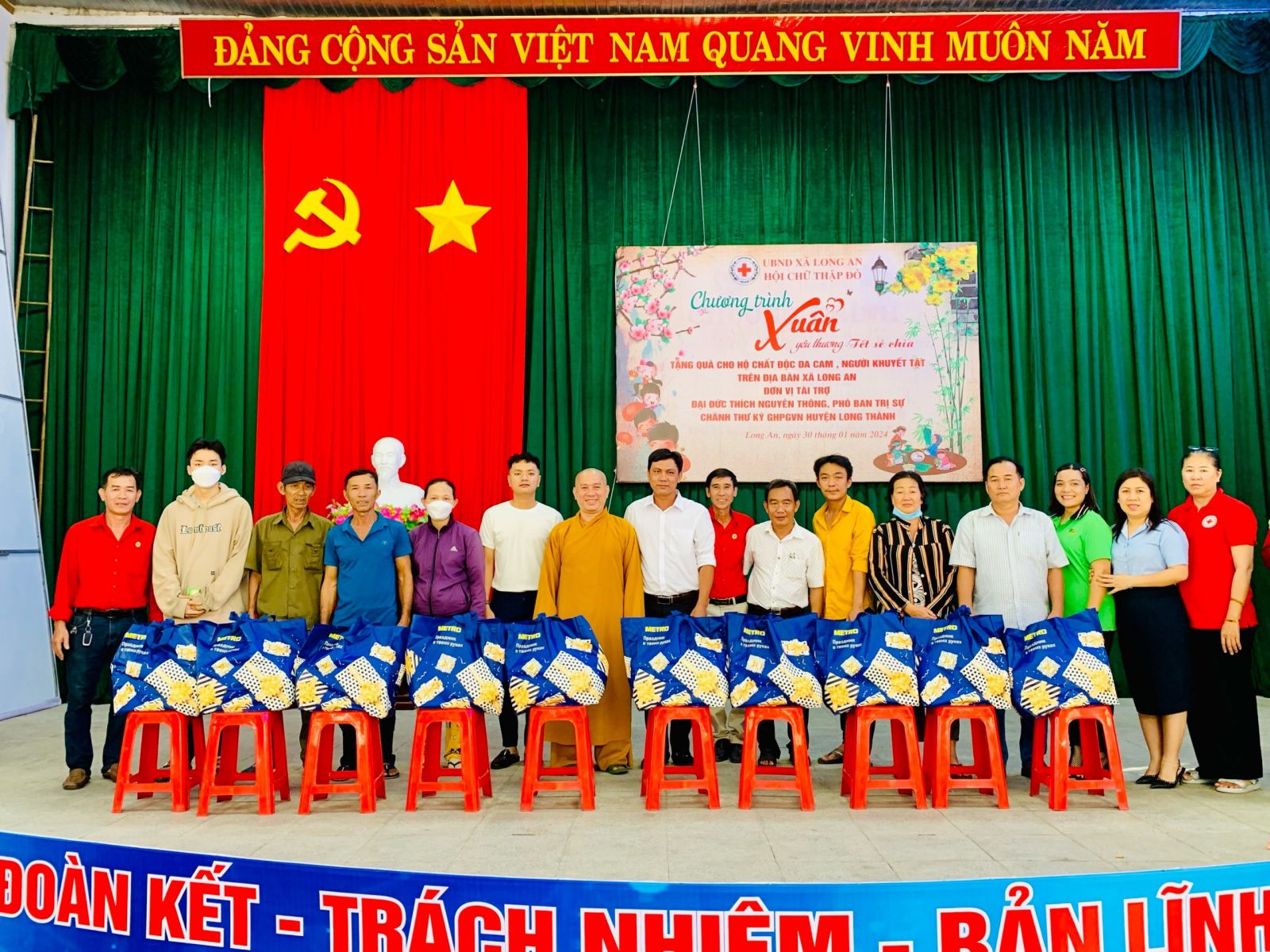 Long Thành: Thiền tự Phước Quang tặng quà cho bà con khó khăn trong huyện Long Thành