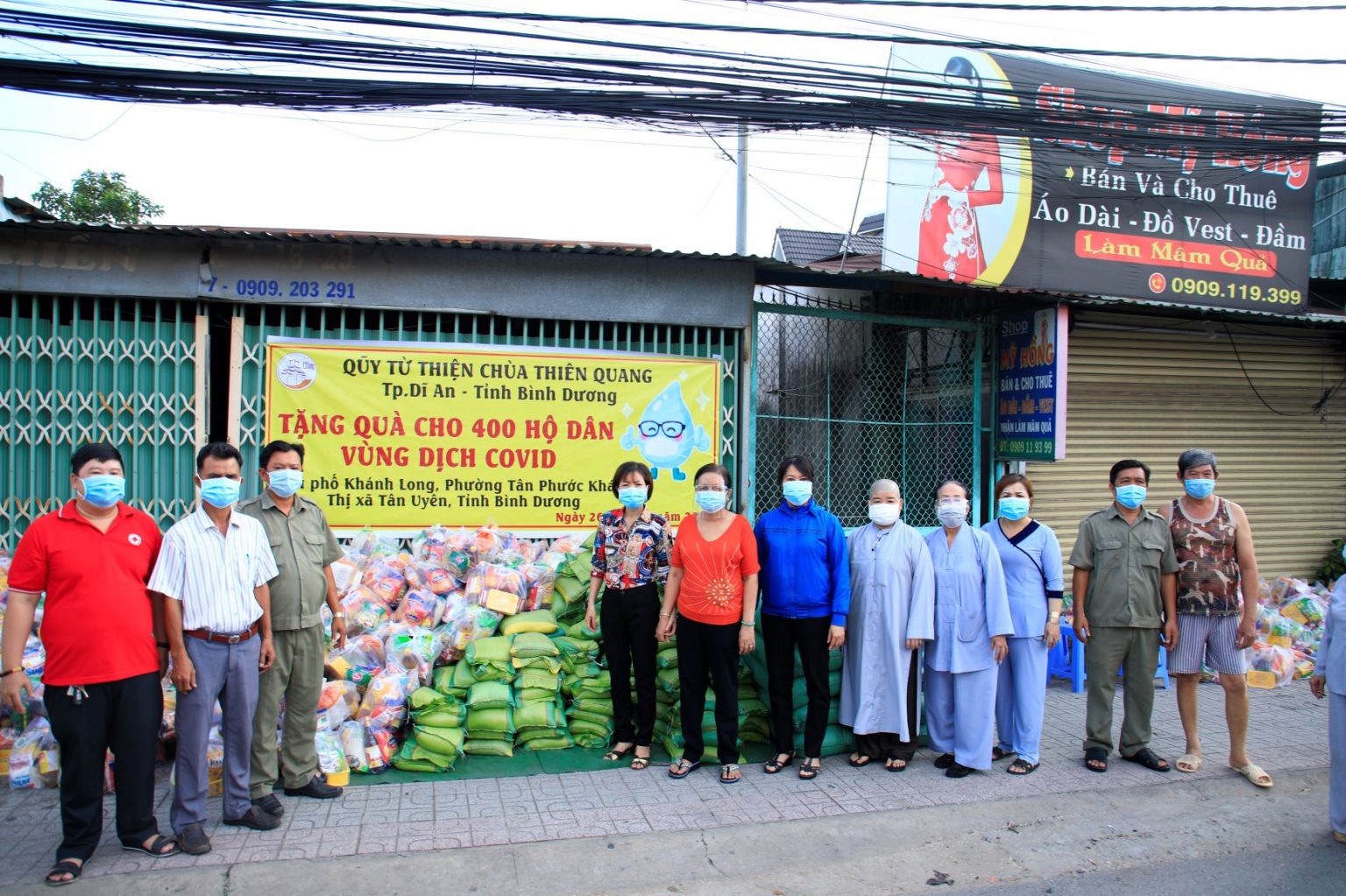 Bình Dương: Chùa Thiên Quang tặng quà đến các hộ dân khu vực phong tỏa phường Tân Phước Khánh
