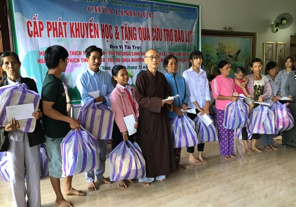 Quảng Nam: Trao tặng 100 suất khuyến học và quà bão lụt tại chùa Linh Bửu
