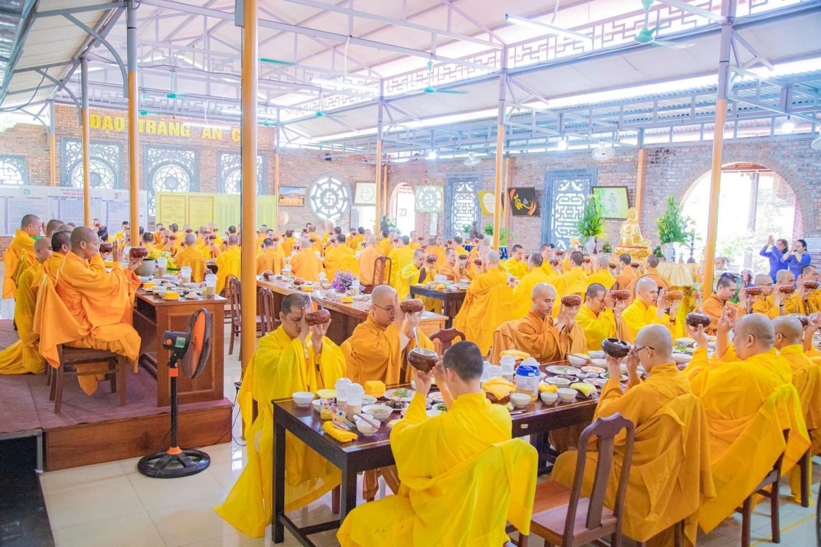 Thừa Thiên Huế: Đạo tràng Gia đình Sen Vàng cúng dường trường hạ Học viện Phật giáo Việt Nam tại Huế