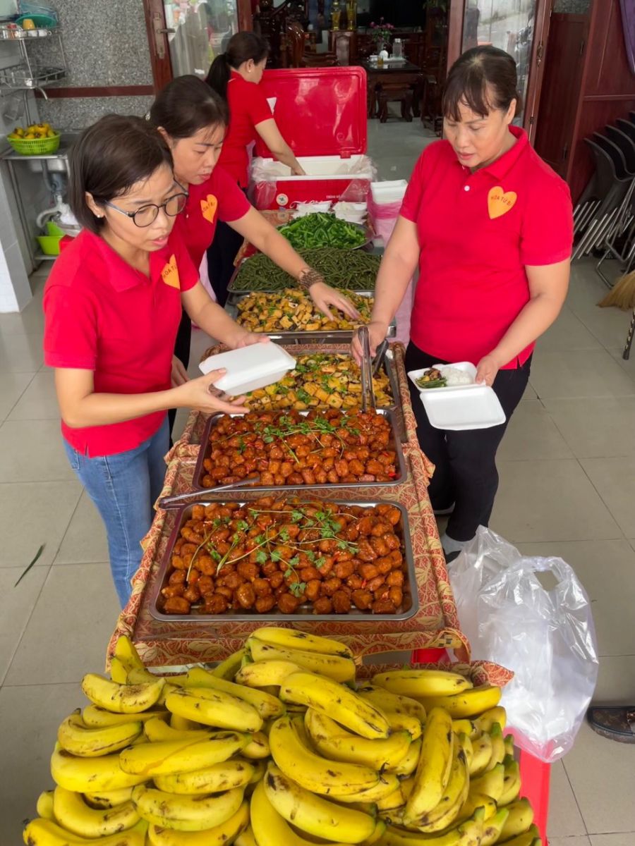 Đồng Nai: Nhóm Hoa Từ Bi Sen Vàng gieo duyên phát 200 phần cơm chay kỳ 2
