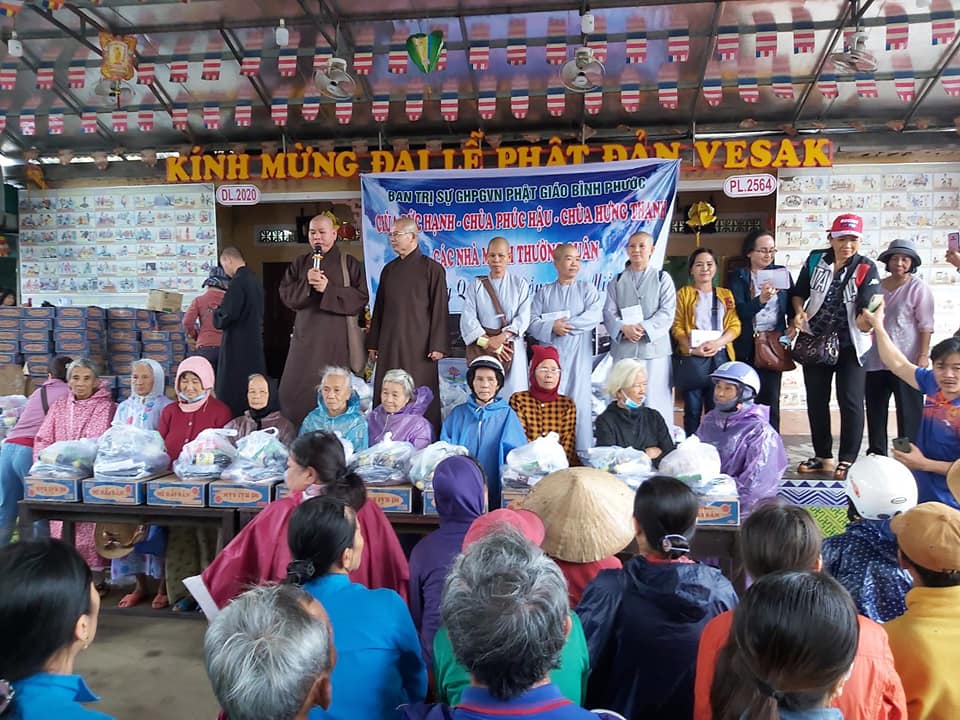 Bình Phước: Các chùa trao hơn 1300 phần quà đến đồng bào miền Trung
