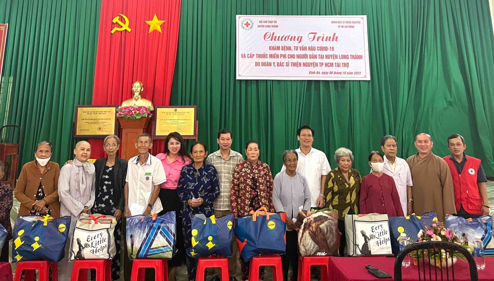 Long Thành : Thiền tự Phước Quang, Chùa Quan Âm phối hợp Hội chữ thập đỏ trao tặng 200 phần quà cho bà con xã Bình An, Long Thành.