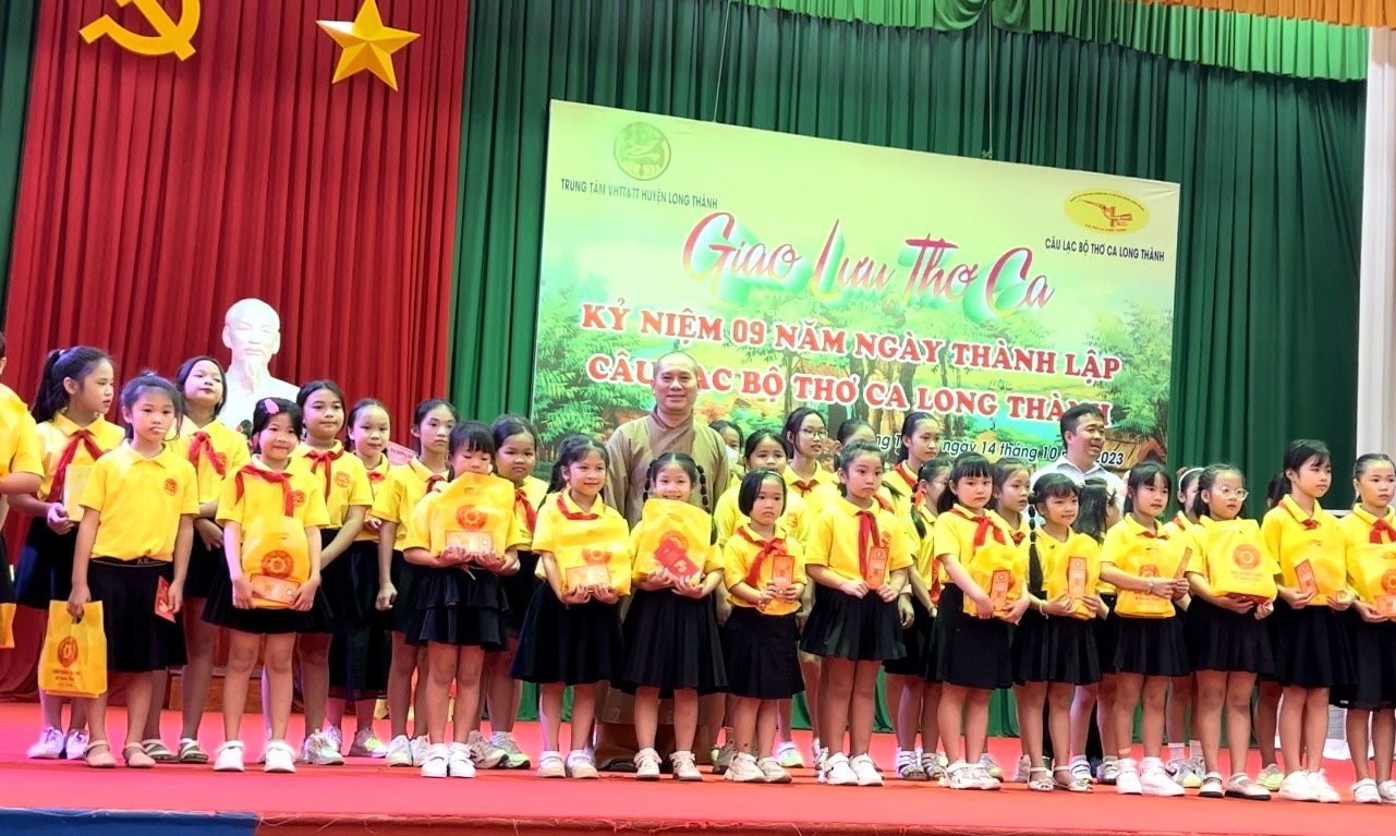 Đồng Nai: Thiền tự Phước Quang trao tặng 50 xuất học bổng cho học sinh trường Tiểu học Long Thành.