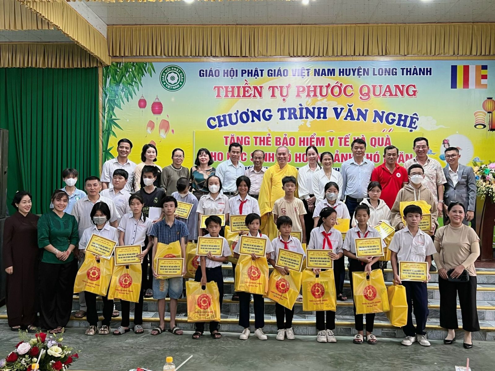 Long Thành: Thiền tự Phước Quang tổ chức đêm văn nghệ và tặng thẻ bảo hiểm y tế cho học sinh có hoàn cảnh khó khăn.