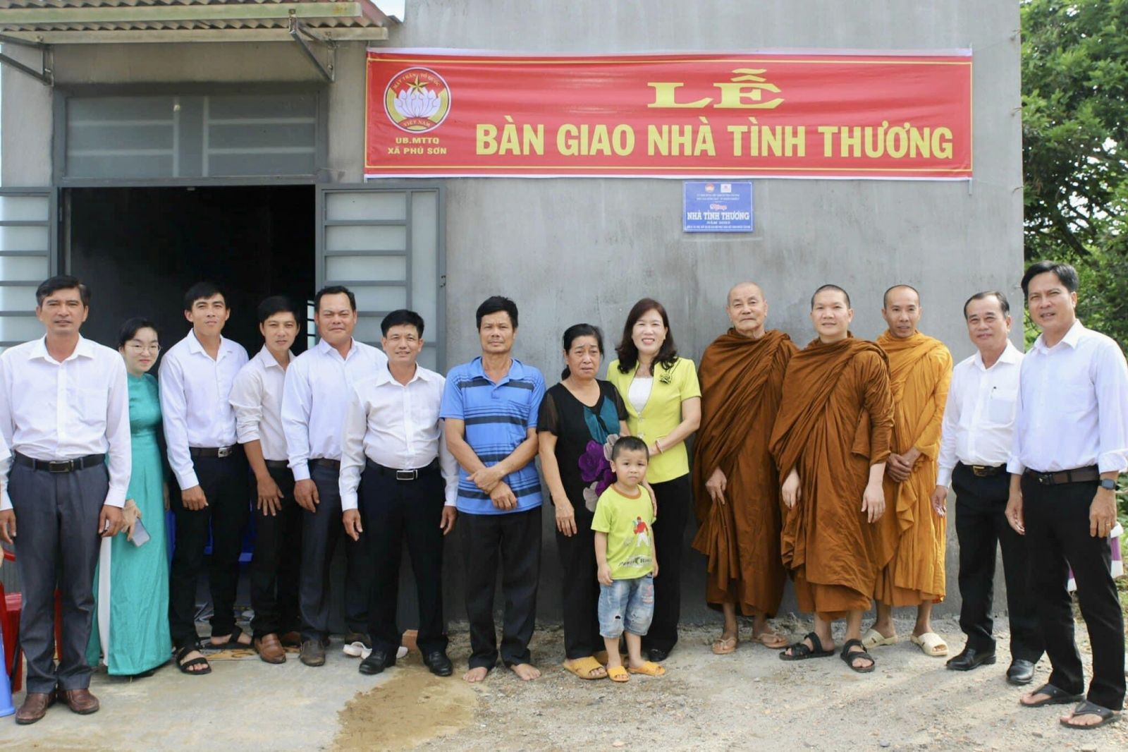 Tân Phú - Ban Trị sự GHPGVN huyện Tân Phú tặng nhà tình thương và 30 suất học bổng
