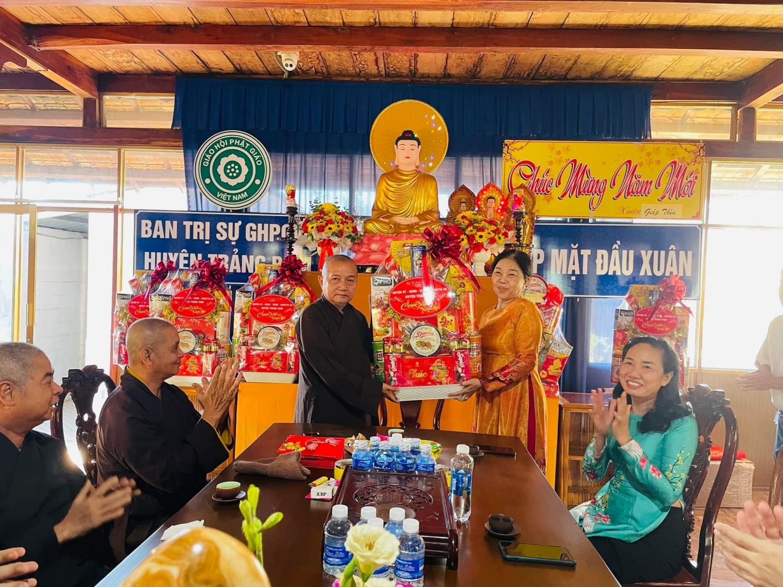TT Thích Minh Trì tiếp nhận quà chúc mừng của huyện uỷ