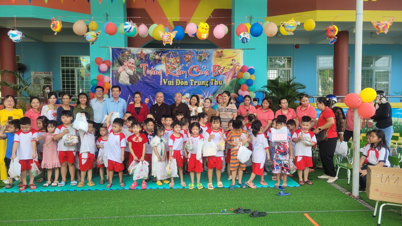 Vĩnh Cửu: Chùa Phổ Quang, huyện Vĩnh Cửu trao tặng 150 phần quà Trung thu cho các em trường mẫu giáo xã Tân An.