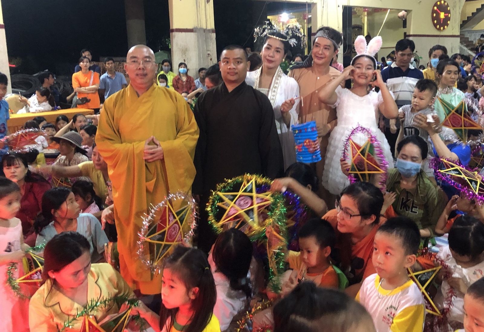 Vĩnh Cửu: Hơn 1000 cháu thiếu nhi tham dự chương trình “Ánh Trăng Phổ Quang”tại Chùa Phổ Quang.
