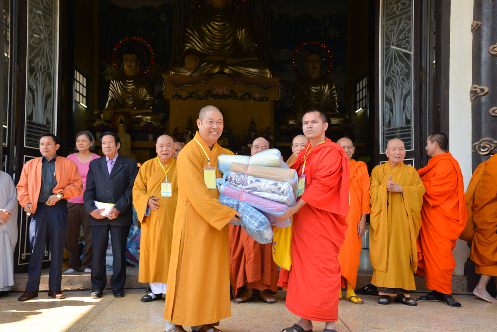Lào: Trung ương GHPGVN phát 500 phần quà tri ân tại Viêng Chăn
