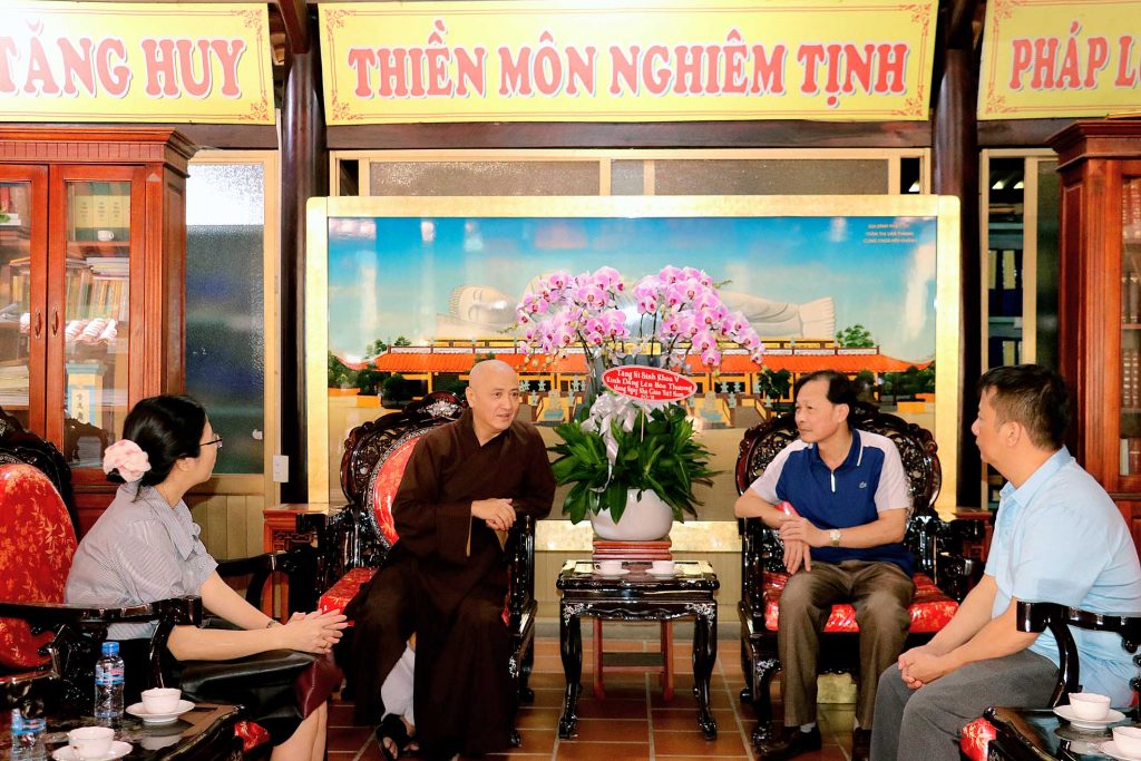Bình Dương: Chính quyền tỉnh Điện Biên thăm và dâng hương tại chùa Hội Khánh
