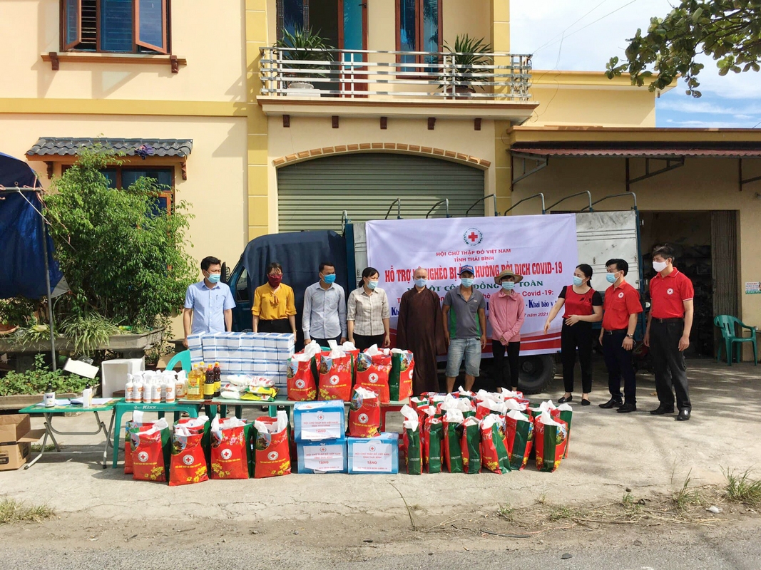 Thái Bình: Phật giáo huyện Quỳnh Phụ trao tặng quà cho hộ nghèo trong huyện
