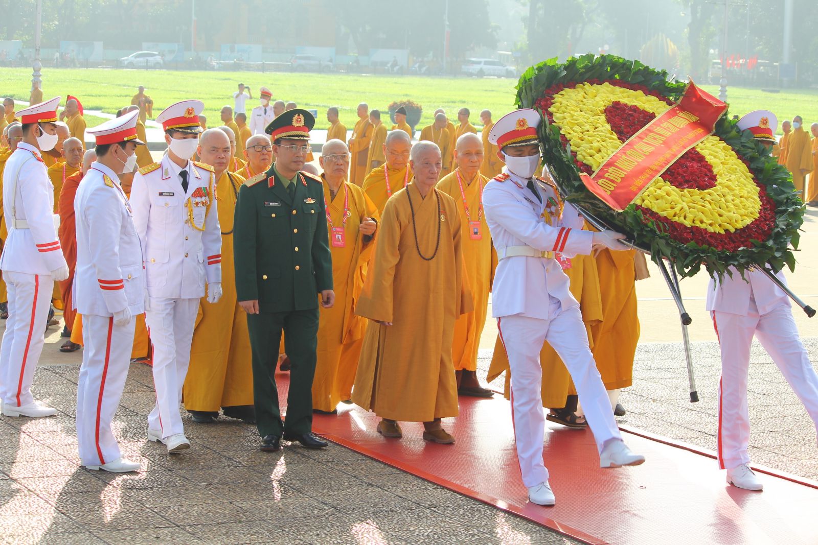 Hà Nội: Đoàn Đại biểu Đại hội Phật giáo toàn quốc lần thứ IX viếng lăng Chủ tịch Hồ Chí Minh và khai mạc triển lãm thành tựu Phật sự của Phật giáo Việt Nam