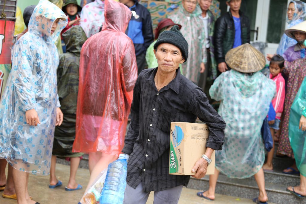 Chùa Thanh Trung (TP. Kon Tum) trao hơn 2.000 phần quà cứu trợ bão lũ tại Quảng Trị và Quảng Bình
