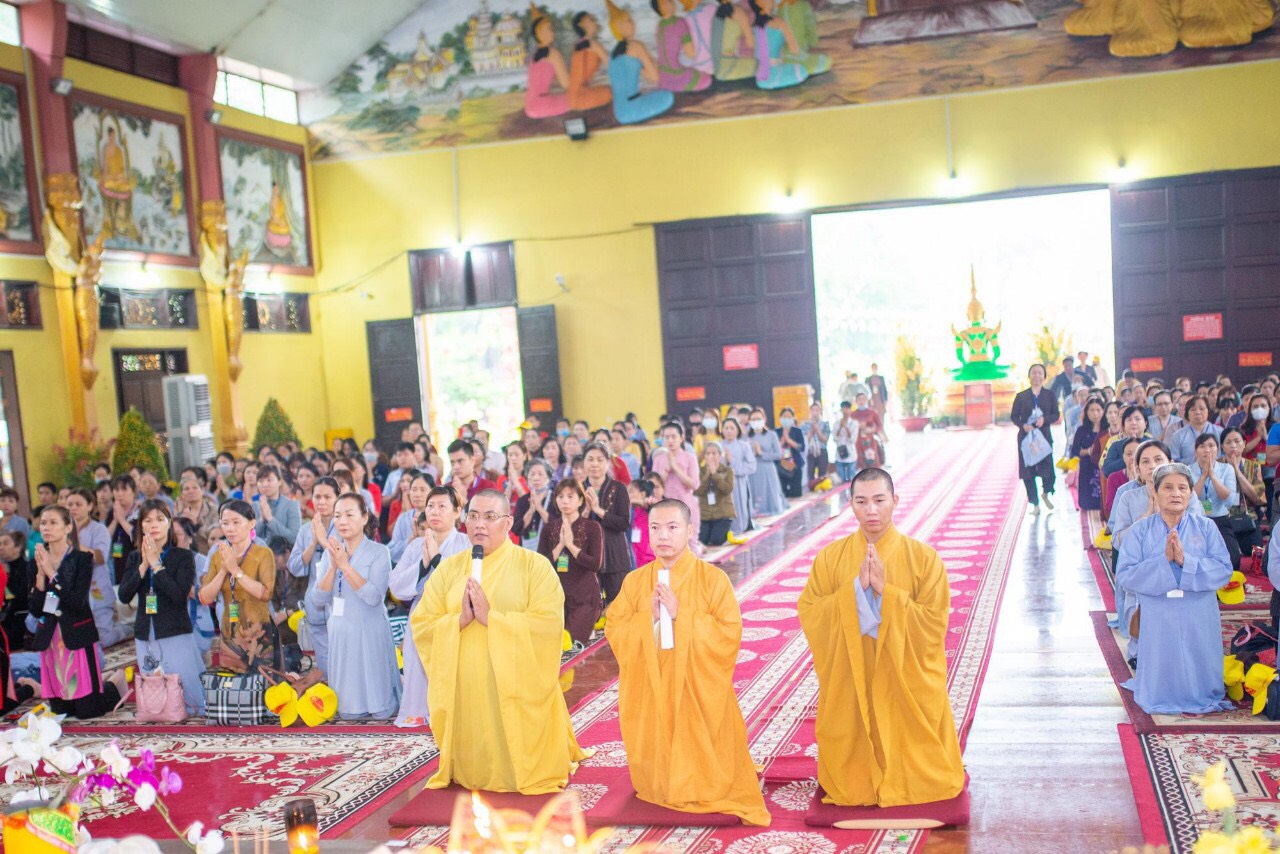 Ban Văn Hóa Phật Giáo Sen Vàng chùa Viên Giác tổ chức hành hương thập tự đầu Xuân Canh Tý