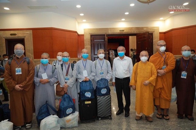 80 Tăng Ni, Phật tử cùng tình nguyện viên các tôn giáo bắt đầu đến các bệnh viện dã chiến phục vụ
