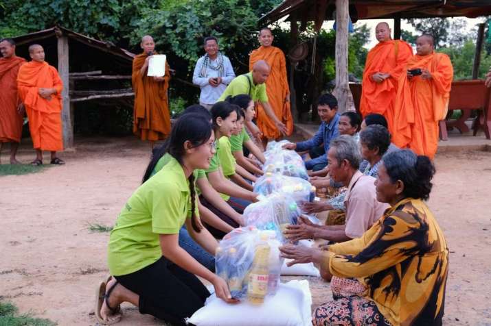 Campuchia: Các nhà sư cứu trợ dân nghèo vùng lũ


