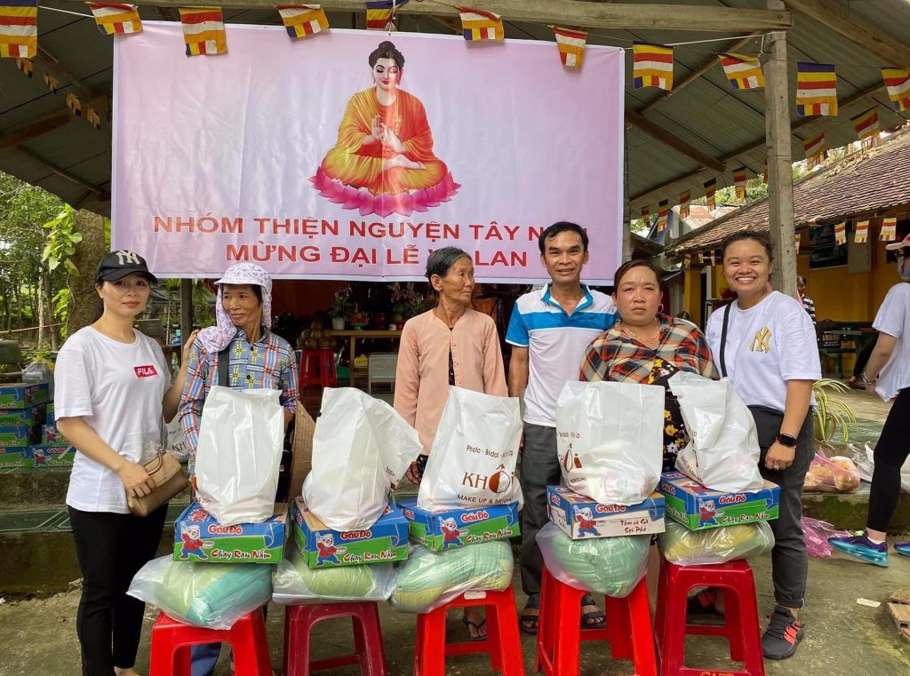 Tây Ninh: Đoàn từ thiện thiện nguyện Tây Ninh trao tặng quà tại chùa Long Thọ
