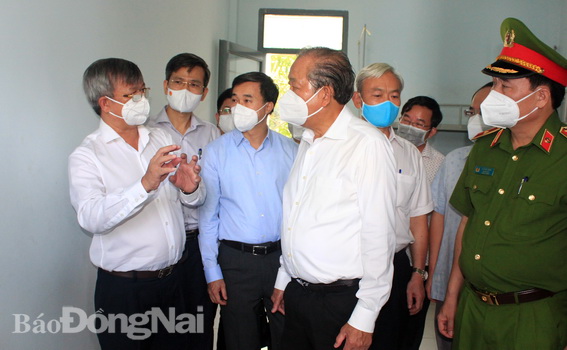 Phó Thủ tướng thường trực Chính phủ Trương Hòa Bình kiểm tra bệnh viện dã chiến số 3 của tỉnh Đồng Nai
