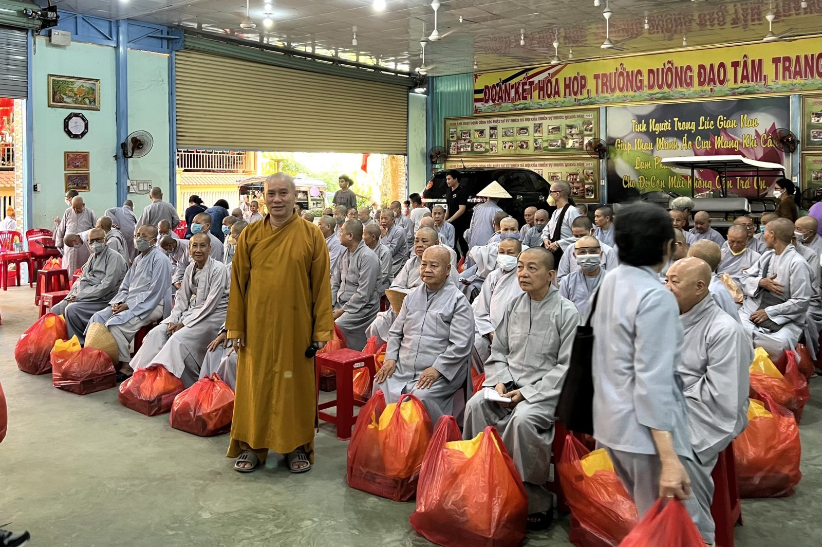 Long Thành: Thiền tự Phước Quang – xã Phước Thái trao tặng 200 phần quà cho Chư Tôn Đức Ni ở Khu ngoại viện Thường Chiếu