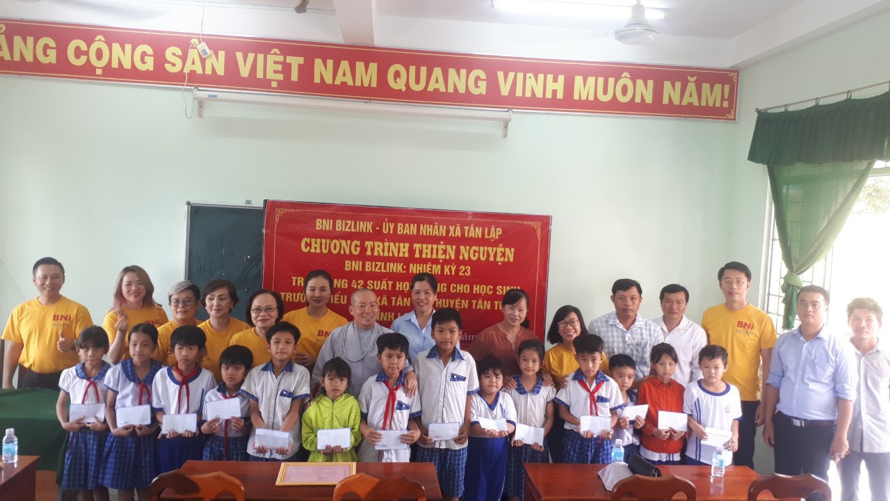 Long An: Quỹ Chia Sẻ Yêu Thương - BNI BIzlink trao học bổng cho trẻ em nghèo, hiếu học tại Trường Tiểu Học Tân Lập, xã Tân Lập, huyện Tân Thạnh

