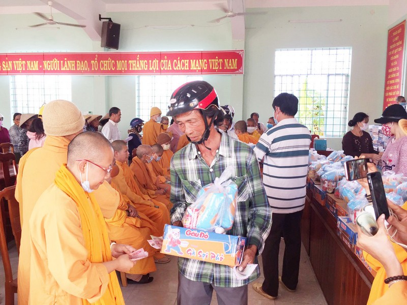 Ni giới Hệ phái Khất sĩ tặng 500 phần quà cứu trợ đồng bào tỉnh Quảng Ngãi
