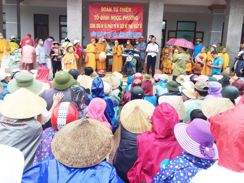 Quảng Bình: Ni giới Hệ phái Khất sĩ tặng quà cứu trợ 4 tỉnh miền Trung – ngày thứ tư
