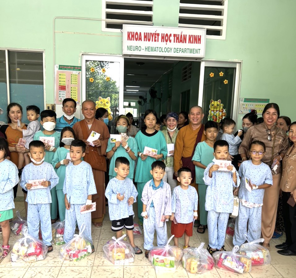 Đồng Nai: Thiền tự Phước Quang cùng các mạnh thường quân tặng quà cho trẻ em có hoàn cảnh khó khăn tại BV Nhi Đồng 1 tại Đồng Nai và BV Nhi Đồng 2 tại TP. Hồ Chí Minh.