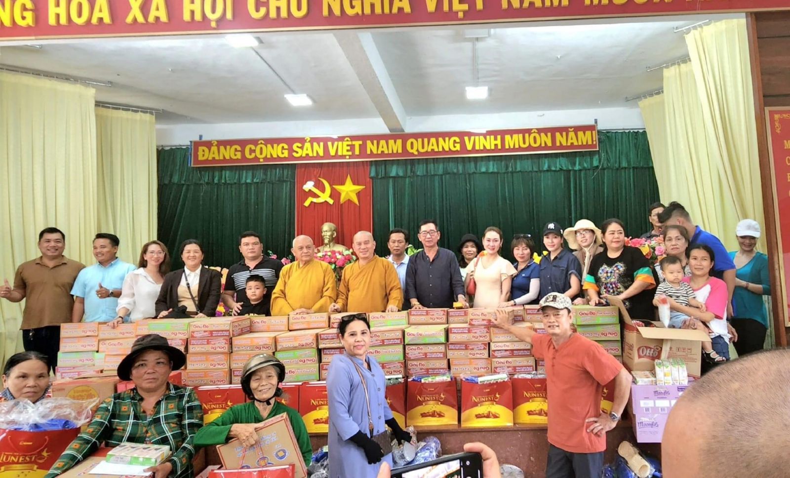 Long Thành: Đoàn từ thiện Thiền tự Phước Quang tặng quà cho bà con có hoàn cảnh khó khăn tại xã Hòa Thịnh, H. Tây Hòa, Phú Yên