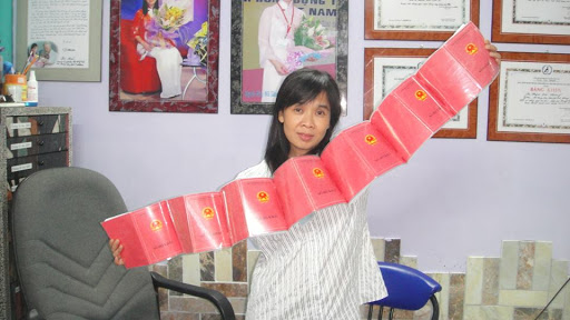 Người mẹ với cuốn sổ hộ khẩu dày và dài nhất Việt Nam