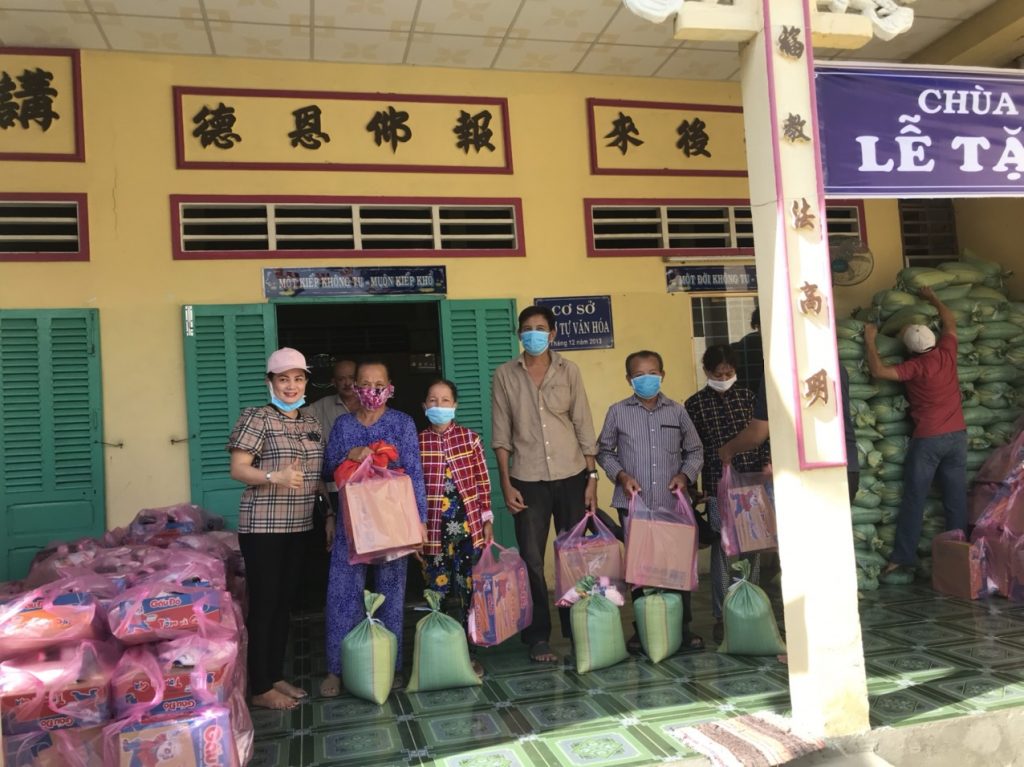 Tiền Giang: Chùa Vĩnh Bình hỗ trợ 200 phần quà cho nạn nhân chất độc Da cam trong đại dịch Covid-19
