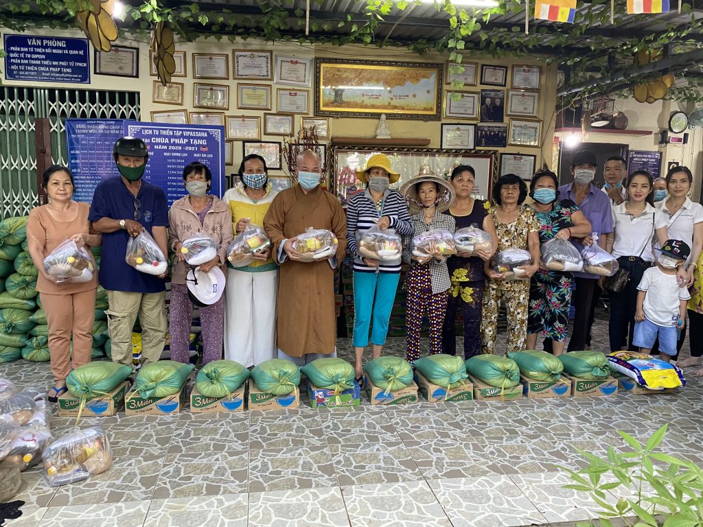 Quỹ Từ thiện chùa Pháp Tạng trao các suất quà và tập đến bà con khó khăn, các em học sinh đầu năm học mới tại TP. Hồ Chí Minh và tỉnh Bến Tre
