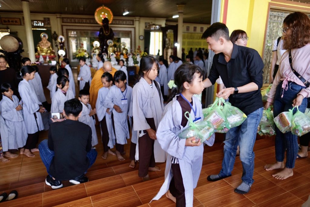 Lâm Đồng: Trao tặng quà cho đồng bào dân tộc và trẻ em nghèo có hoàn cảnh khó khăn

