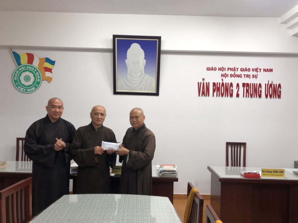 Phật giáo Bình Dương trao tiền ủng hộ 3 tỉnh miền Trung
