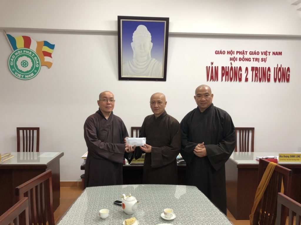Phật giáo Bình Dương trao tiền ủng hộ 3 tỉnh miền Trung
