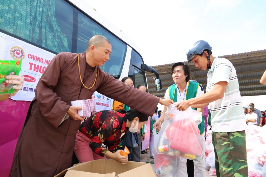 Quảng Bình: Đoàn thiện nguyện “Chung Một Tấm Lòng” trao hơn 1.000 phần quà cứu trợ bà con vùng bão lũ
