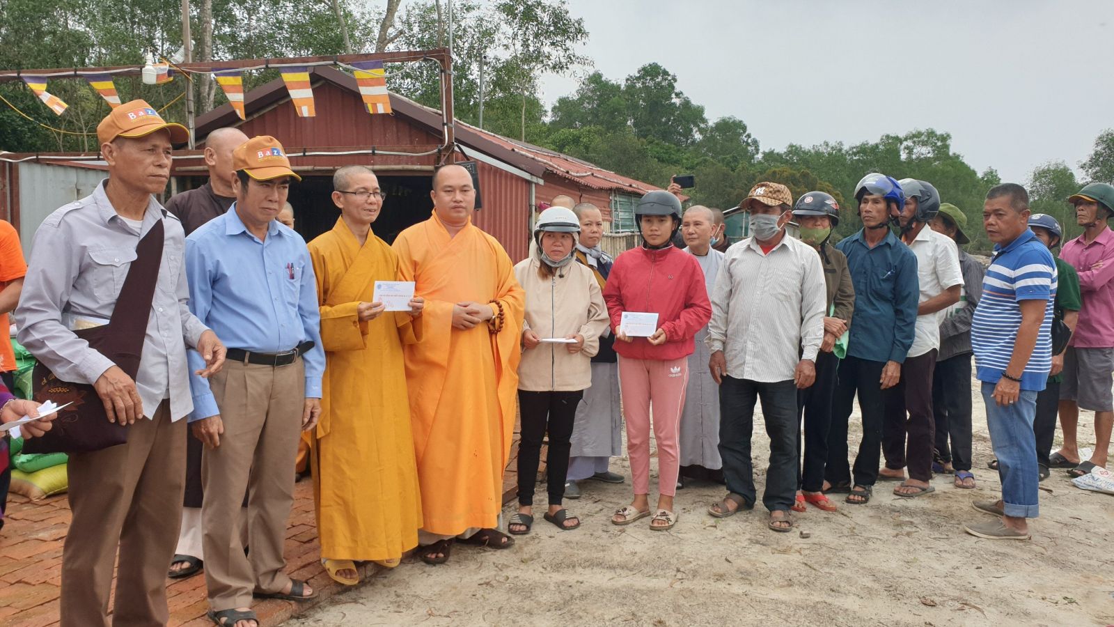 BTS huyện Xuân Lộc (Đồng Nai) tặng quà hỗ trợ bà con miền Trung sau lũ lụt