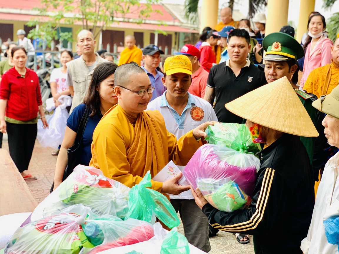 Quảng Bình: Chư tôn đức Tăng Ni huyện Nhơn Trạch Đồng Nai mang yêu thương về với Quảng Bình