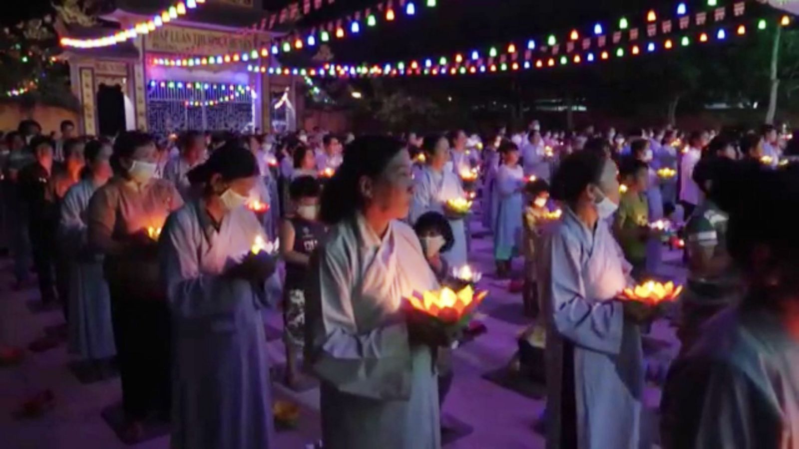 Bình Dương: Đêm hoa đăng kính mừng ngày vía đức Phật A Di Đà tại chùa Pháp Hoà
