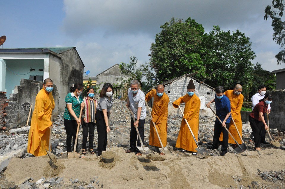 Quảng Ninh: Ban Trị sự tỉnh bàn giao nhà Tình nghĩa cho gia đình liệt sĩ và xây dựng nhà Đại đoàn kết cho hộ nghèo
