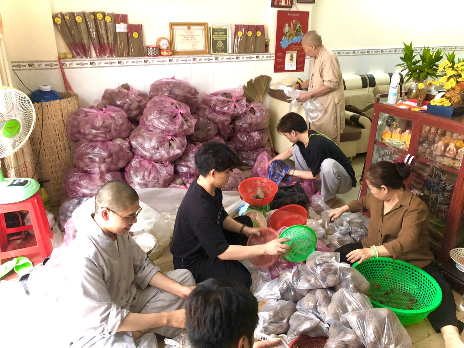 TP.HCM: ĐĐ. Thích Nhuận Bảo và nhóm Phật tử hỗ trợ giải cứu nông sản mùa COVID
