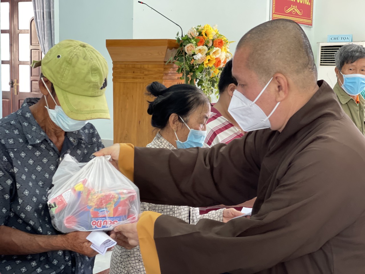 Bà Rịa Vũng Tàu: Thiền tự Phước Quang Đồng Nai thăm và trao tặng 105 phần quà cho bà con khiếm thị, người khuyết tật