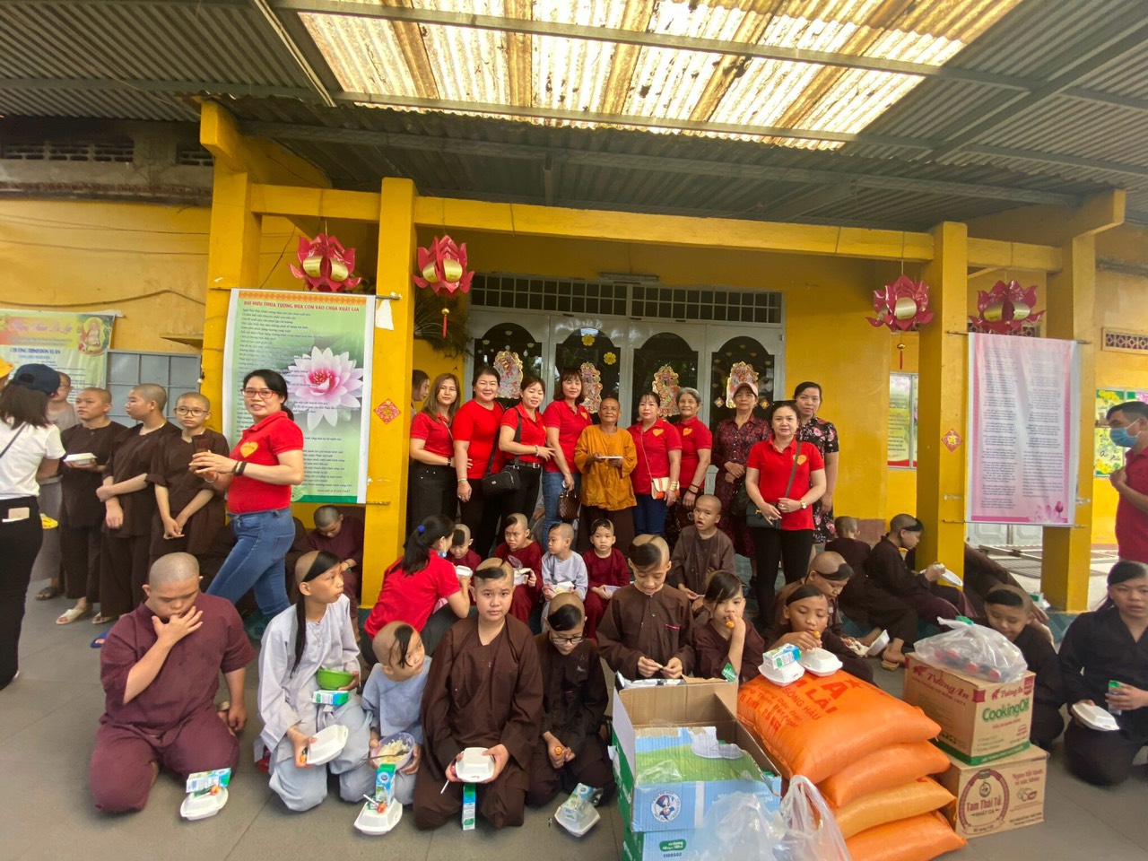 Đồng Nai: Đoàn Thiện Nguyện Hoa Từ Bi - Sen Vàng Tp. Biên Hoà thăm và tặng quà cho Trẻ em mồ côi và Hội người Mù Khiếm Thị 