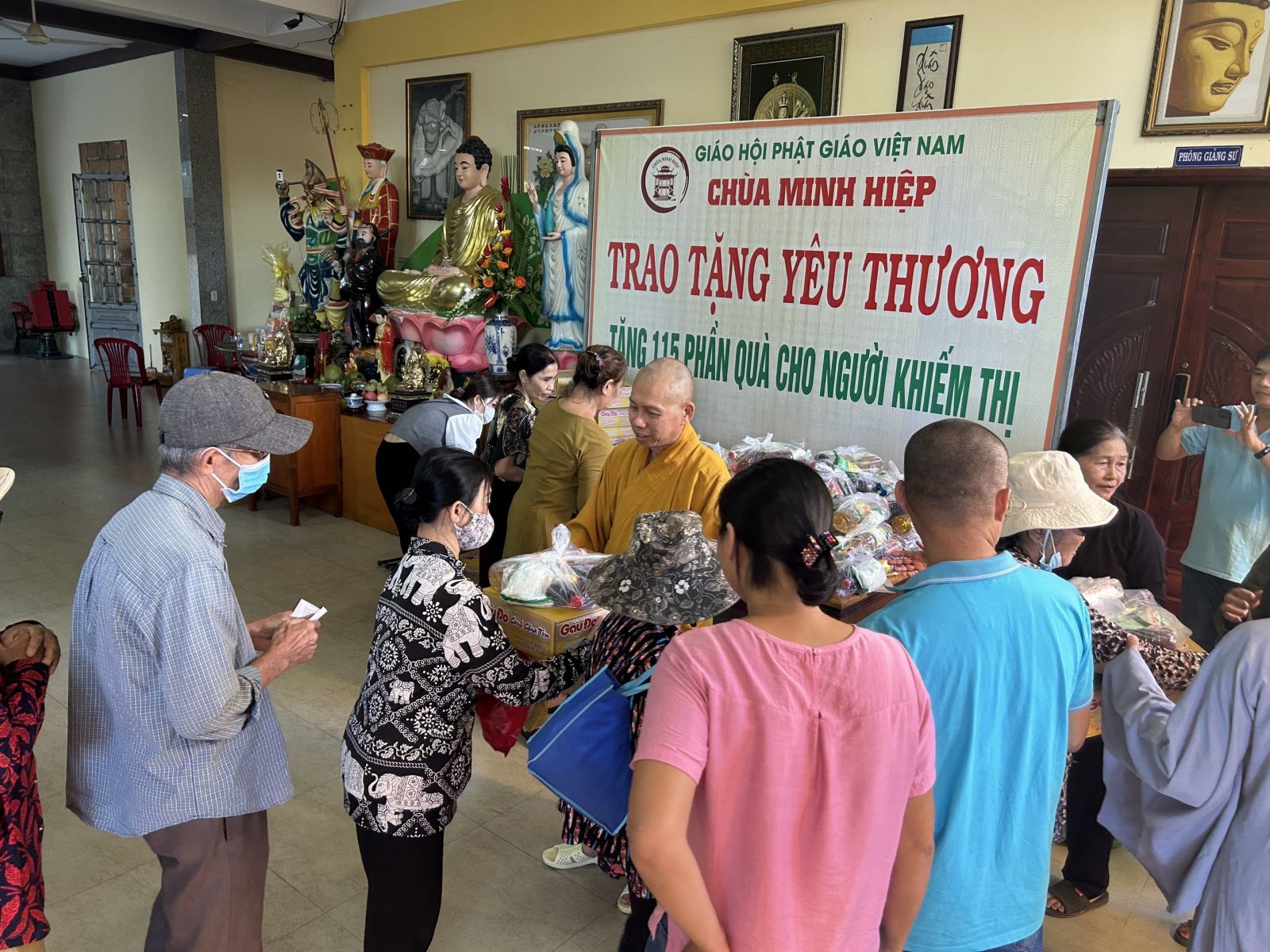 Đồng Nai: Khóa tu niệm Phật và tặng quà cho người khiếm thị tại chùa Minh Hiệp