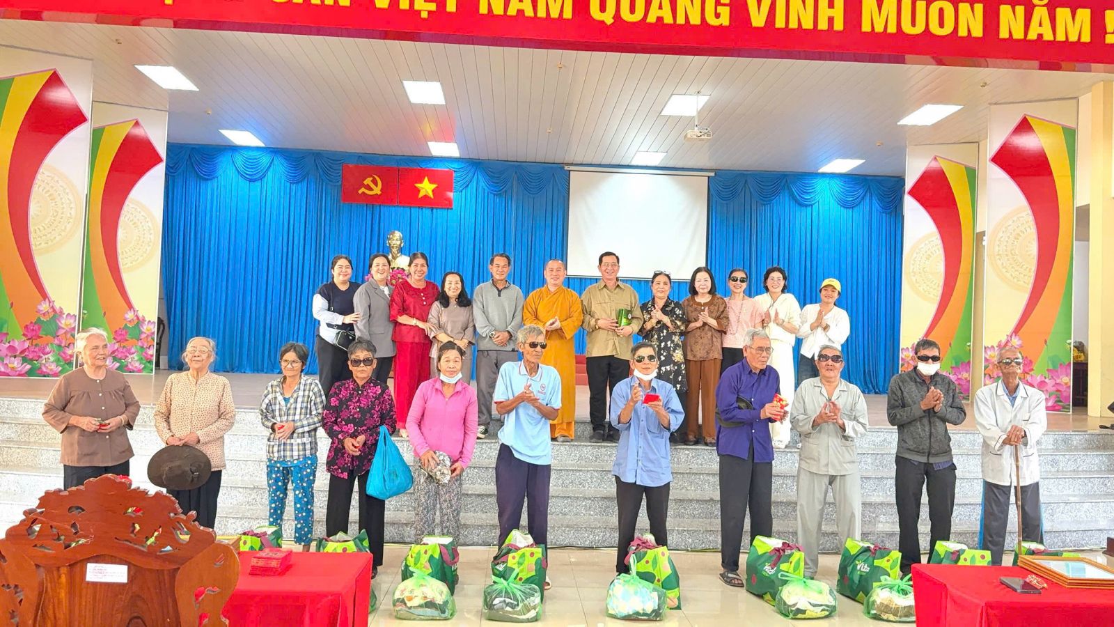 Đồng Nai: Chùa Phước Quang, xã Phước Thái đã đến thăm và tặng quà cho bà con Hội người mù tại tỉnh Đồng Tháp